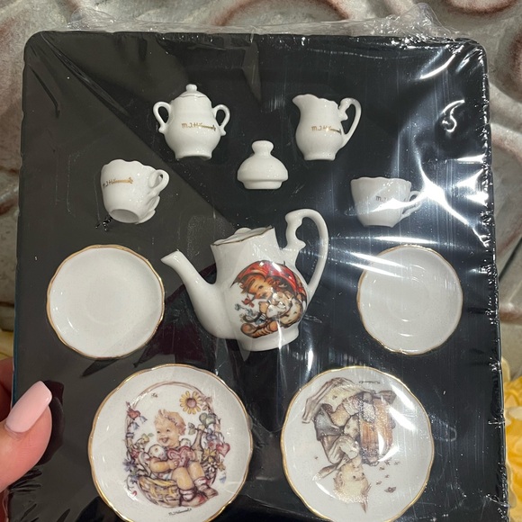 M.J.Hummel Mini Tea Set - Picture 2 of 11